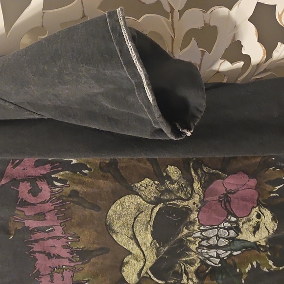 Metallica Distressed Graphic Tee - Picture 3 of 6